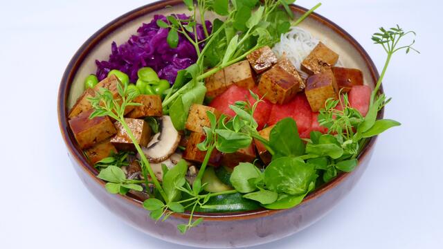 Poke bowl with tofu and Salad Pea