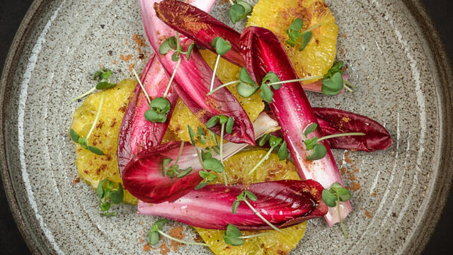 Roodlofsalade met gebakken stukjes sinaasappel met speculaaskruiden