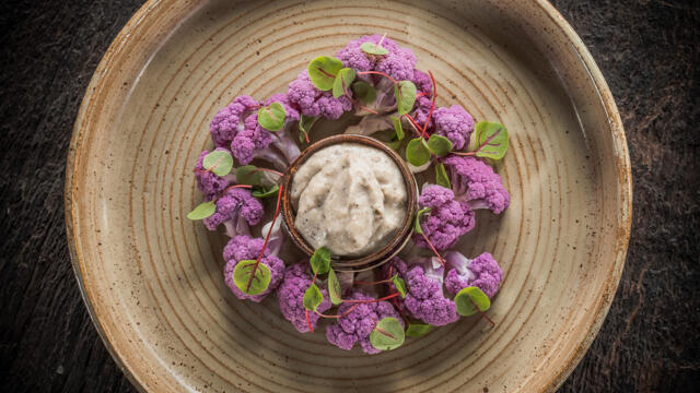 Purple cauliflower to dip with légumaise truffle and Vene Cress