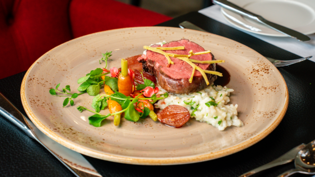 Rinderfilet an Salad Pea Risotto mit Vanillekarotten