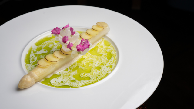 Asperge met Fivola Blossom en Beurre Blanc