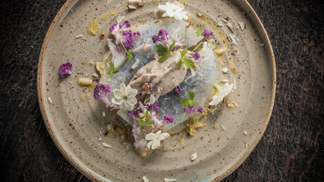 Koolrabi ravioli, paarse bloemkool met hazelnoot en Jasmine Blossom
