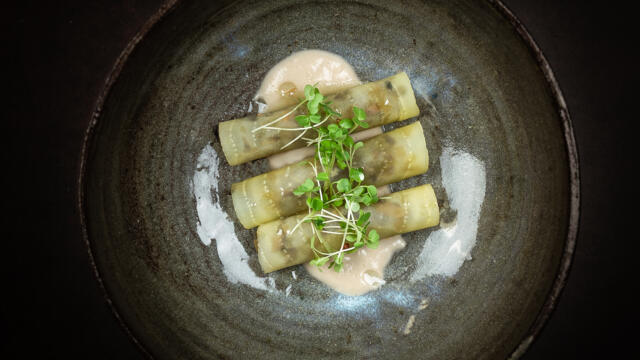 Yellow beetroot rolls with shii také-hazelnut filling, légumaise truffle and Rucola Cress