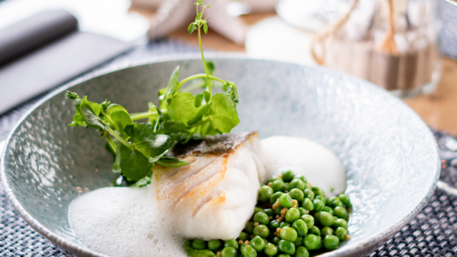 Kabeljau mit Erbsen in Variation und Salad Pea & Yuzu-Beurre-Blanc