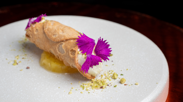 Cannoli met witte chocolade, ananas, pistache en Fivola Blossom
