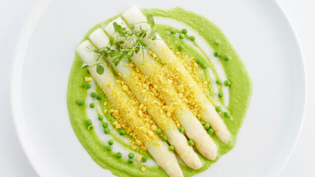 Pea puree with curry crumble, asparagus and Affilla Cress