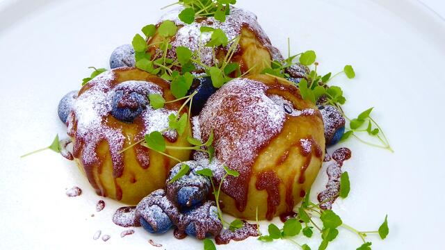 Baked apples with blueberries and fudge sauce