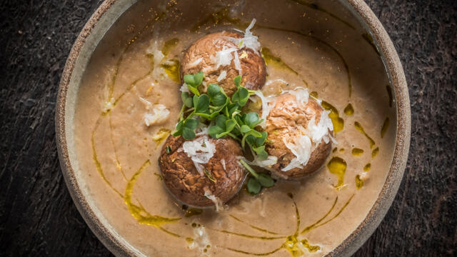 Roasted onion stew with chestnut mushroom, savory and grated rettich