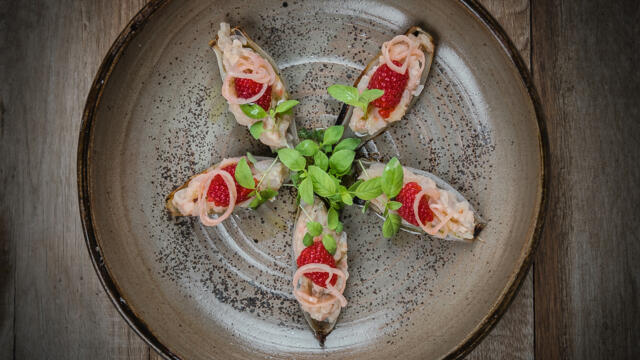 BBQ "oysters" of shallot with potato, raspberry and Limon Cress