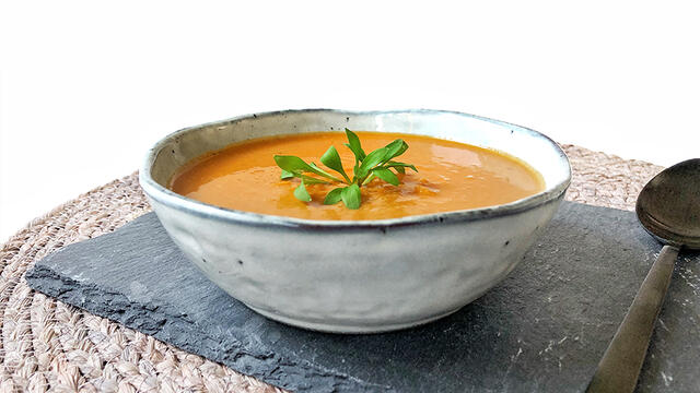 Red curry lentil soup with Ghoa Cress