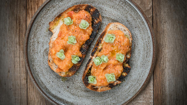Grilled toast with apple-tomato marmalade, truffle dust and Floregano