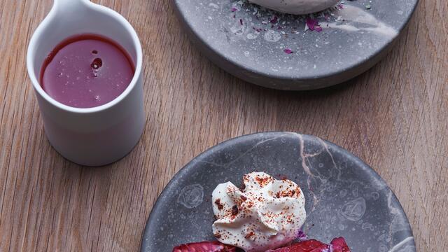 Baba, ijs van rozenblad, rijstemelk en Zallotti Blossom